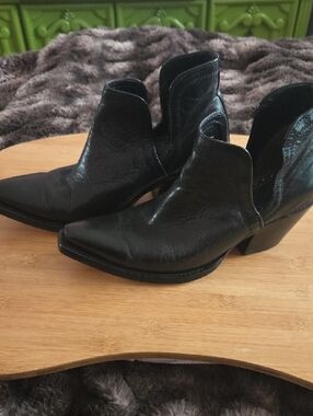 ARIAT Dixon Black Leather Snip Toe Ankle Booties